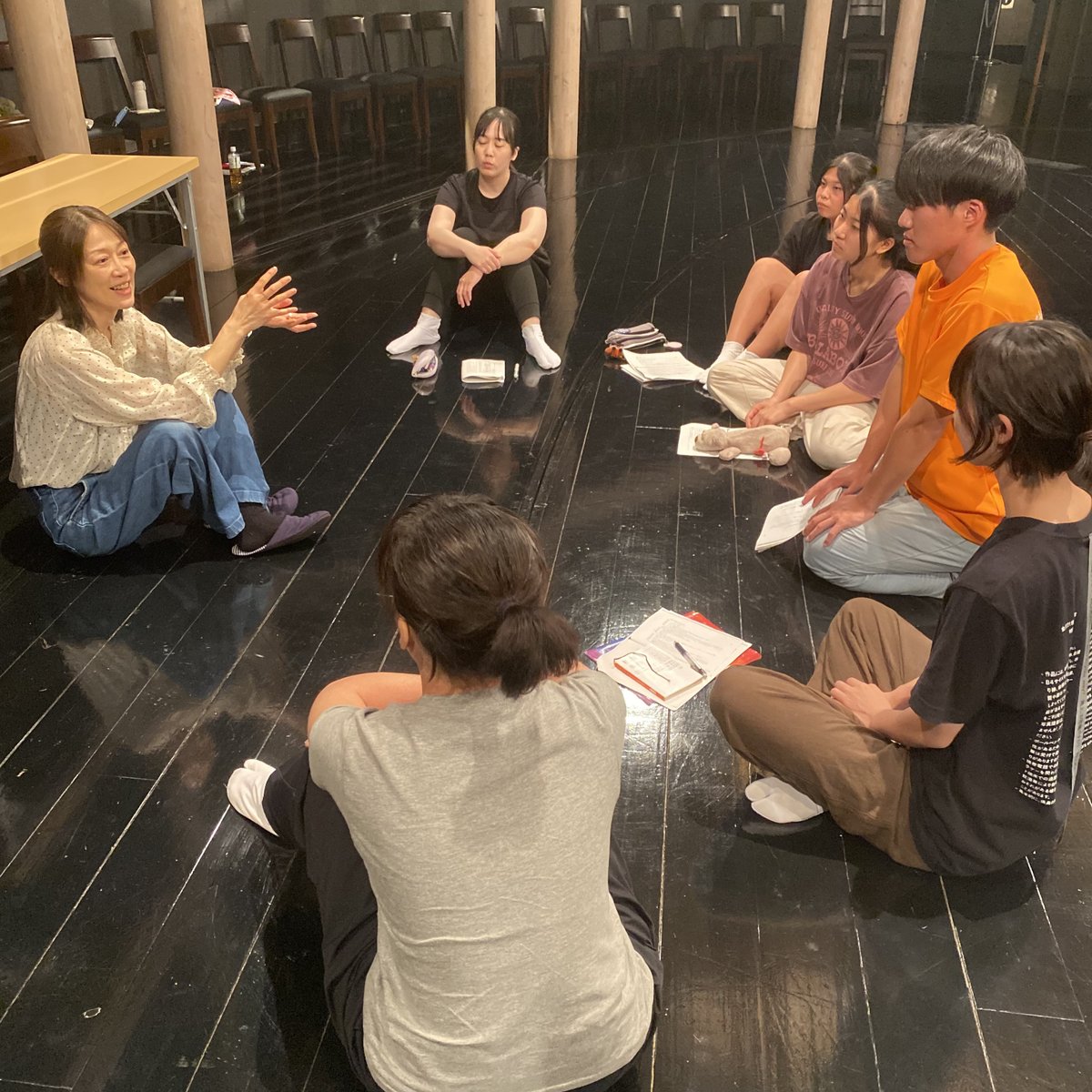 _SPAC_academy's tweet photo. 実技(第17回)
『三原色』を用いて、2〜3行のセリフのプランを考えて発表するワーク。言葉のイメージをどれだけ豊かに持てるか、声の音とリズムの幅を持たせられるか、空間と相手を意識できているか...考えなきゃいけないことがいっぱい。今日も格闘しております!
#SPAC #SPAC演劇アカデミー https://t.co/X4cmJwUzBe
