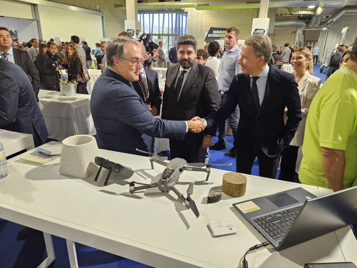 CTCON's tweet photo. Hoy estamos en Rebuilding International Forum de Lorca, organizado por el @infoRMurcia , en la imagen el presidente de la CARM Don Fernando López Miras con nuestro director D. Antonio Trigueros, visitando nuestro stand. https://t.co/Mm2ftxhab0