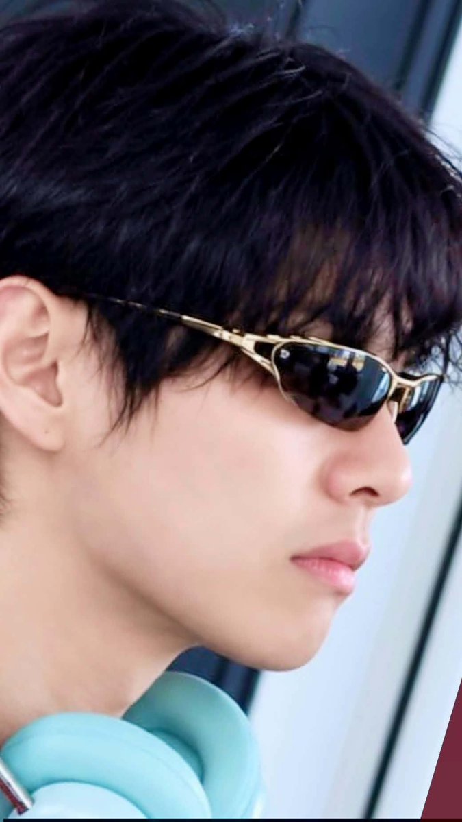 __BTS_V95's tweet photo. THE MOST HANDSOME MAN IN THE WORLD. KIM TAEHYUNG. ❤️‍🔥🔥 https://t.co/vM7Iwqkbte