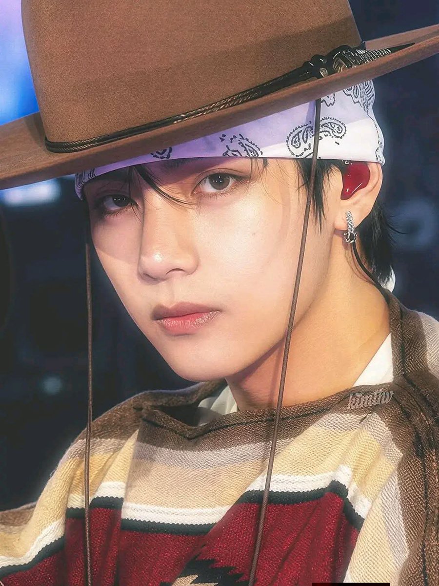 __BTS_V95's tweet photo. THE MOST HANDSOME MAN IN THE WORLD. KIM TAEHYUNG. ❤️‍🔥🔥 https://t.co/vM7Iwqkbte