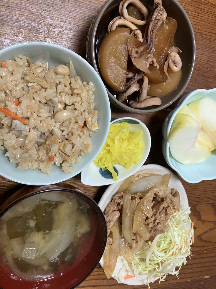 niconicousagi's tweet photo. 晩御飯できたよ。
イカ大根と生姜焼き https://t.co/RZ5Evq3SEj