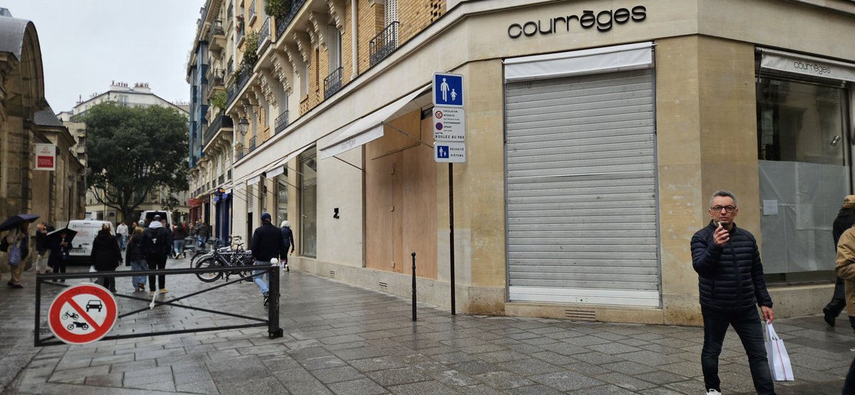 BarnyAlfred's tweet photo. Dans le Marais, les commerçants se barricadent par crainte de débordements.

Avant le match de ce soir et la mobilisation de samedi, de nombreux commerces s'activent à protéger leurs vitrines.

 Les forces de l'ordre seront-elles assez nombreuses cette fois ?
@NunezLaurent https://t.co/RTf4Ab60HJ