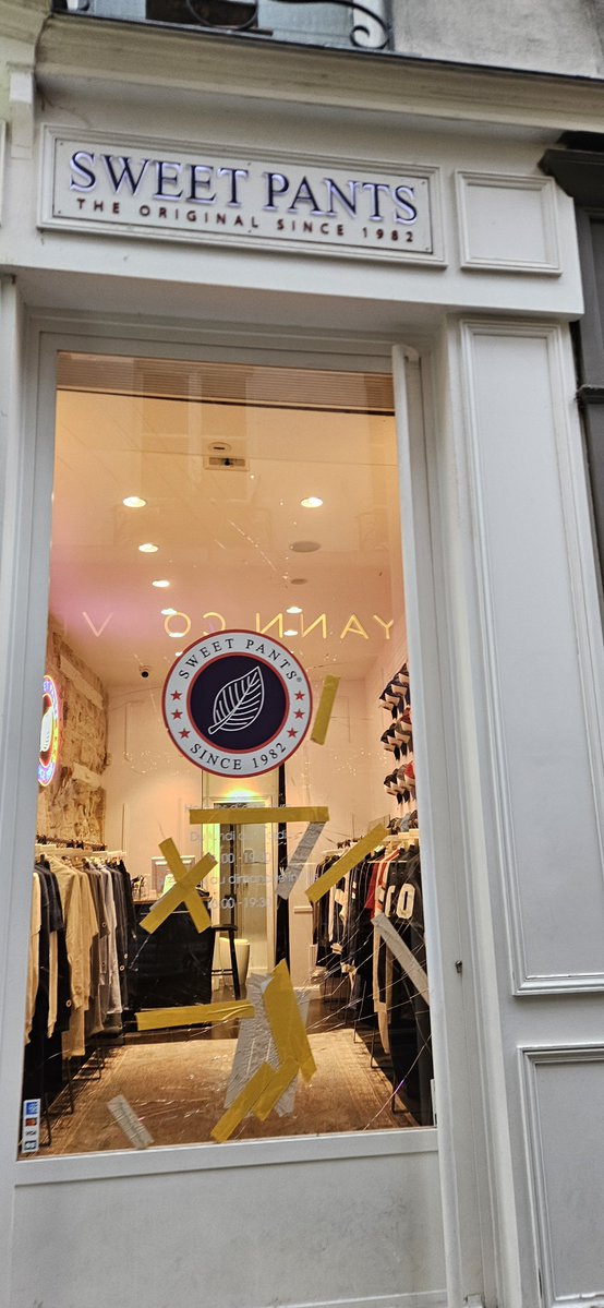 BarnyAlfred's tweet photo. Dans le Marais, les commerçants se barricadent par crainte de débordements.

Avant le match de ce soir et la mobilisation de samedi, de nombreux commerces s'activent à protéger leurs vitrines.

 Les forces de l'ordre seront-elles assez nombreuses cette fois ?
@NunezLaurent https://t.co/RTf4Ab60HJ