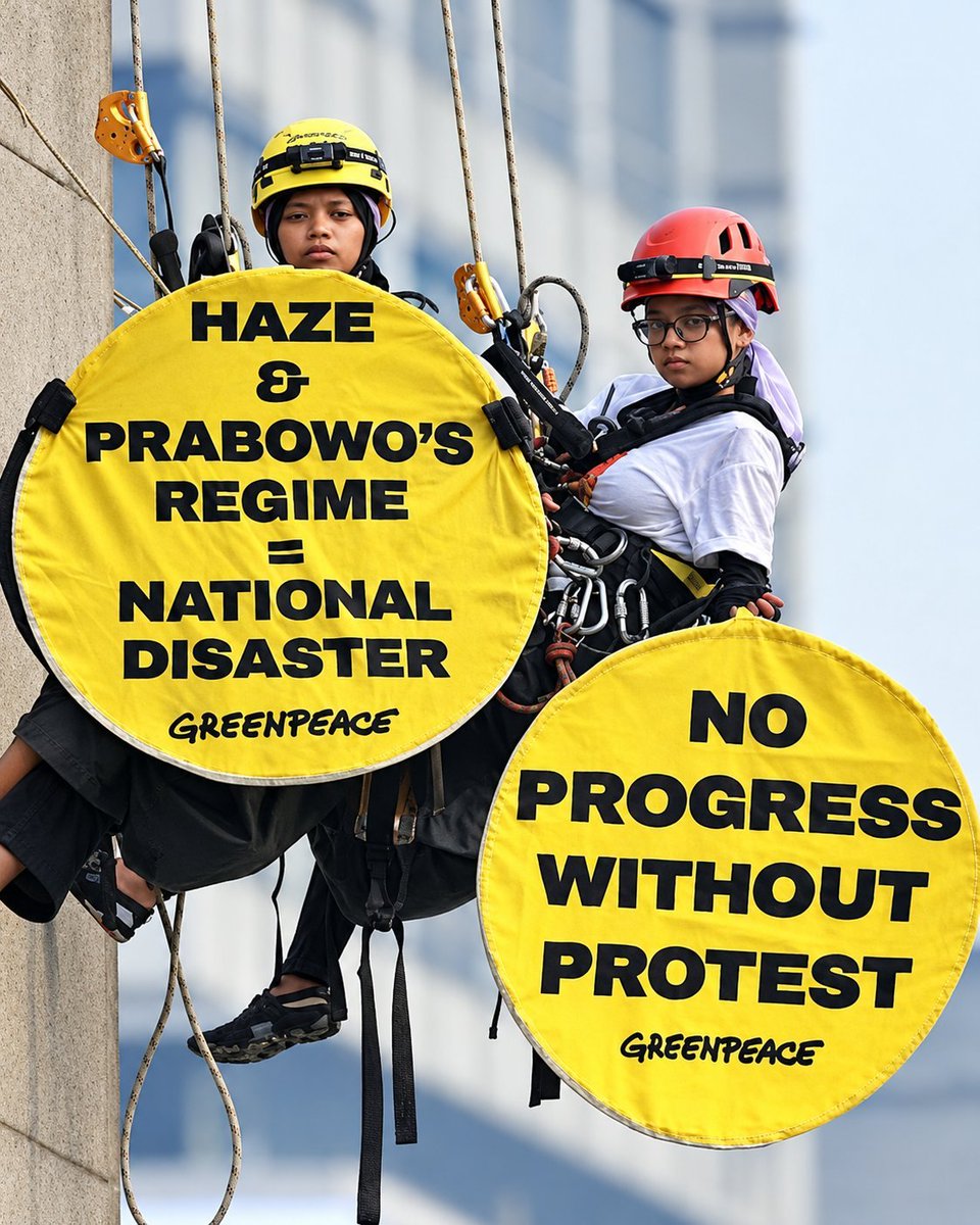 whiterosestea's tweet photo. INI STATEMENT, CEWEK-CEWEK GREENPEACE YANG PALING BADDIE 🔥

Their move was so smooth. They put up that banner at Bundaran HI without anyone noticing. Their message came across loud and clear. Absolutely brilliant! https://t.co/0PVYg9DqRi
