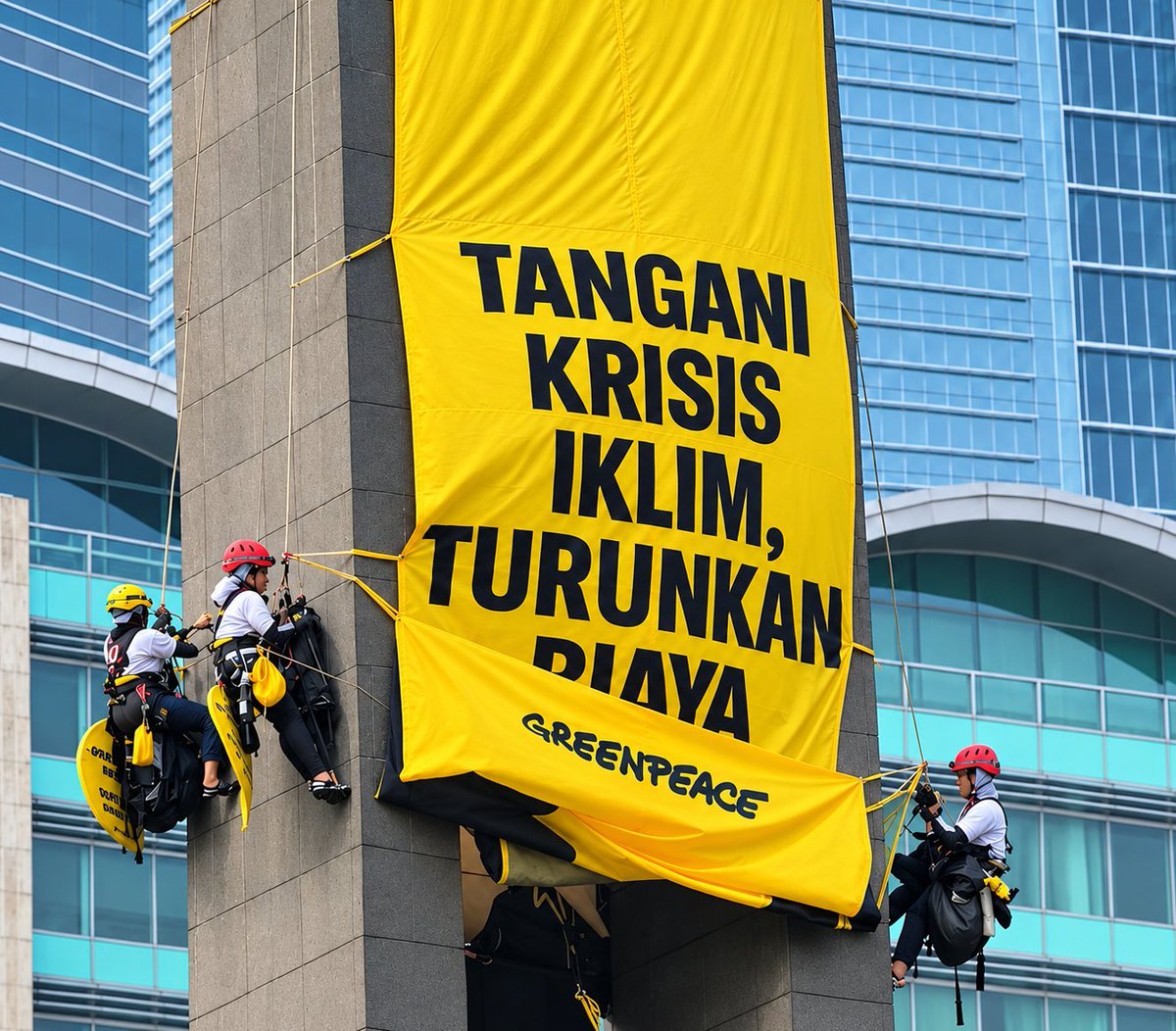 whiterosestea's tweet photo. INI STATEMENT, CEWEK-CEWEK GREENPEACE YANG PALING BADDIE 🔥

Their move was so smooth. They put up that banner at Bundaran HI without anyone noticing. Their message came across loud and clear. Absolutely brilliant! https://t.co/0PVYg9DqRi