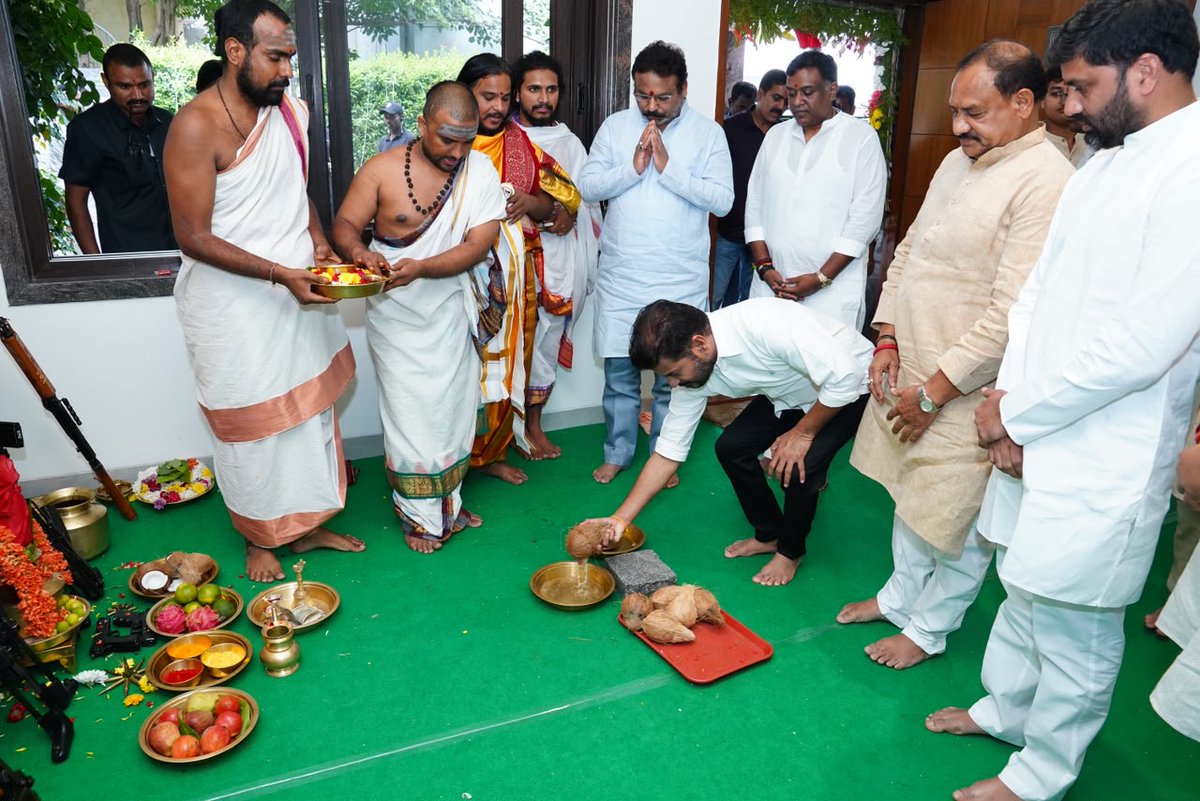 TelanganaCMO's tweet photo. పవిత్ర విజయదశమి పండుగ సందర్భంగా ముఖ్యమంత్రి శ్రీ ఎ. రేవంత్ రెడ్డి గారు జూబ్లీ హిల్స్ నివాసంలో నిర్వహించిన ఆయుధ పూజా కార్యక్రమంలో పాల్గొన్నారు. 

ఈ కార్యక్రమంలో ఎమ్మెల్సీ, పీసీసీ అధ్యక్షుడు మహేష్ కుమార్ గౌడ్ గారు, ఎంపీ అనిల్ కుమార్ యాదవ్ గారితో పాటు పలువురు ప్రజాప్రతినిధులు పాల్గొన్నారు. 

ఈ సందర్భంగా నాయకులు ముఖ్యమంత్రి గారికి దసరా పండుగ శుభాకాంక్షలు తెలియజేశారు.
#Vijayadashami #HappyDussehra