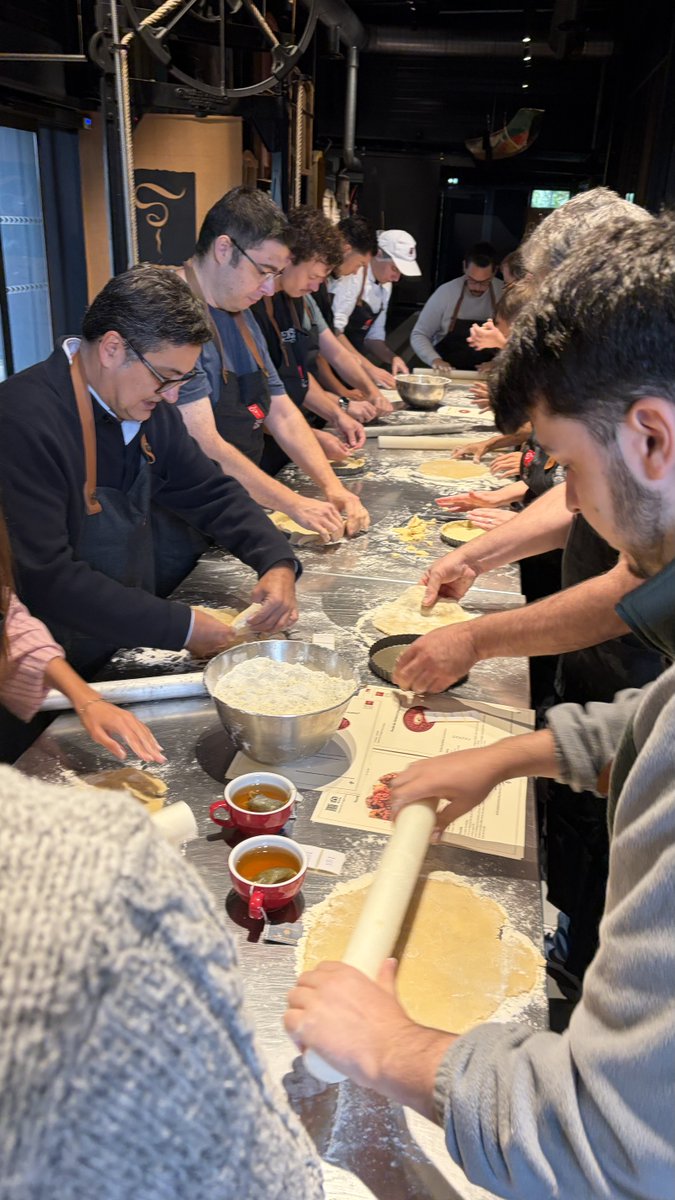 nPerf's tweet photo. 🍫 Une matinée un peu différente pour l’équipe nPerf !
La semaine dernière, direction l’atelier du chocolatier Sève pour un team building gourmand : tartes à la praline, biscuits et bonne humeur au programme. 🥧
L’après-midi, retour aux projets pour préparer ensemble l’année à venir chez nPerf. 🚀