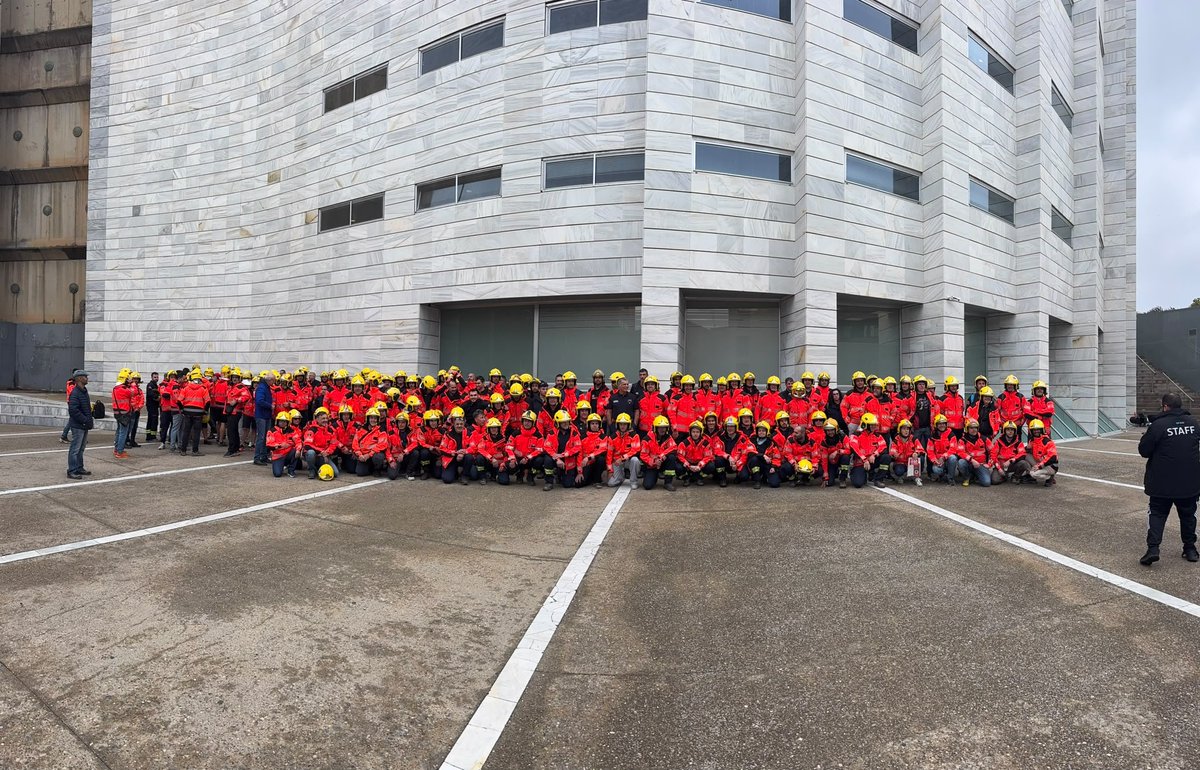 BombersCCOO's tweet photo. Donant tot el suport als @BombersPrecaris avui a Lleida!
​Reconeixement de drets i fi a la precarietat laborals ja. Cuidar a qui ens cuida és una qüestió de país. Una societat avançada no pot mirar cap a una altra banda! 🚒🔥
​#BombersPrecaris #ProuPrecarietat #Lleida https://t.co/xgfR4ZIQwP