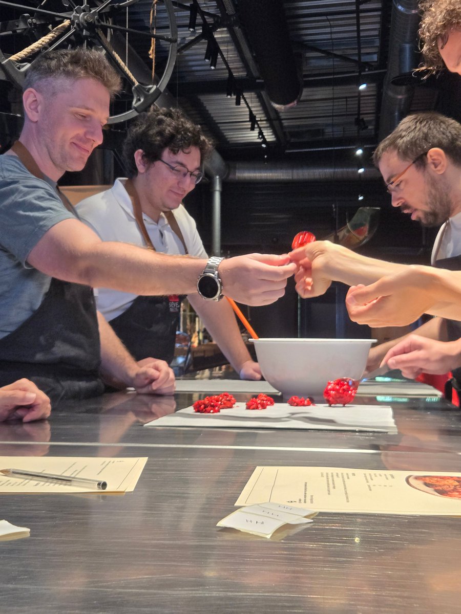 nPerf's tweet photo. 🍫 Une matinée un peu différente pour l’équipe nPerf !
La semaine dernière, direction l’atelier du chocolatier Sève pour un team building gourmand : tartes à la praline, biscuits et bonne humeur au programme. 🥧
L’après-midi, retour aux projets pour préparer ensemble l’année à venir chez nPerf. 🚀