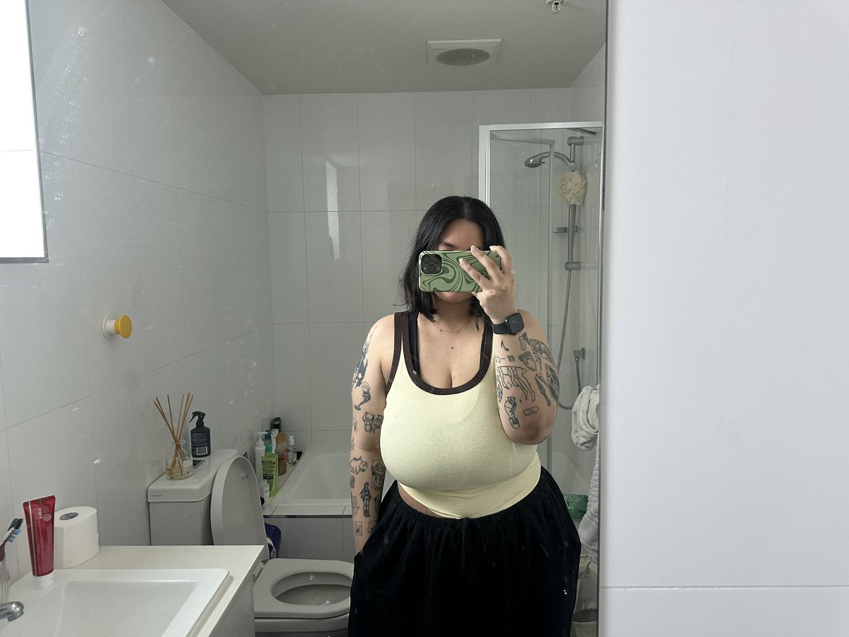 allihtml's tweet photo. sometimes you just need to hear a pretty lil aussie voice telling you to have a good day 💌 https://t.co/W0n8TpuNYd