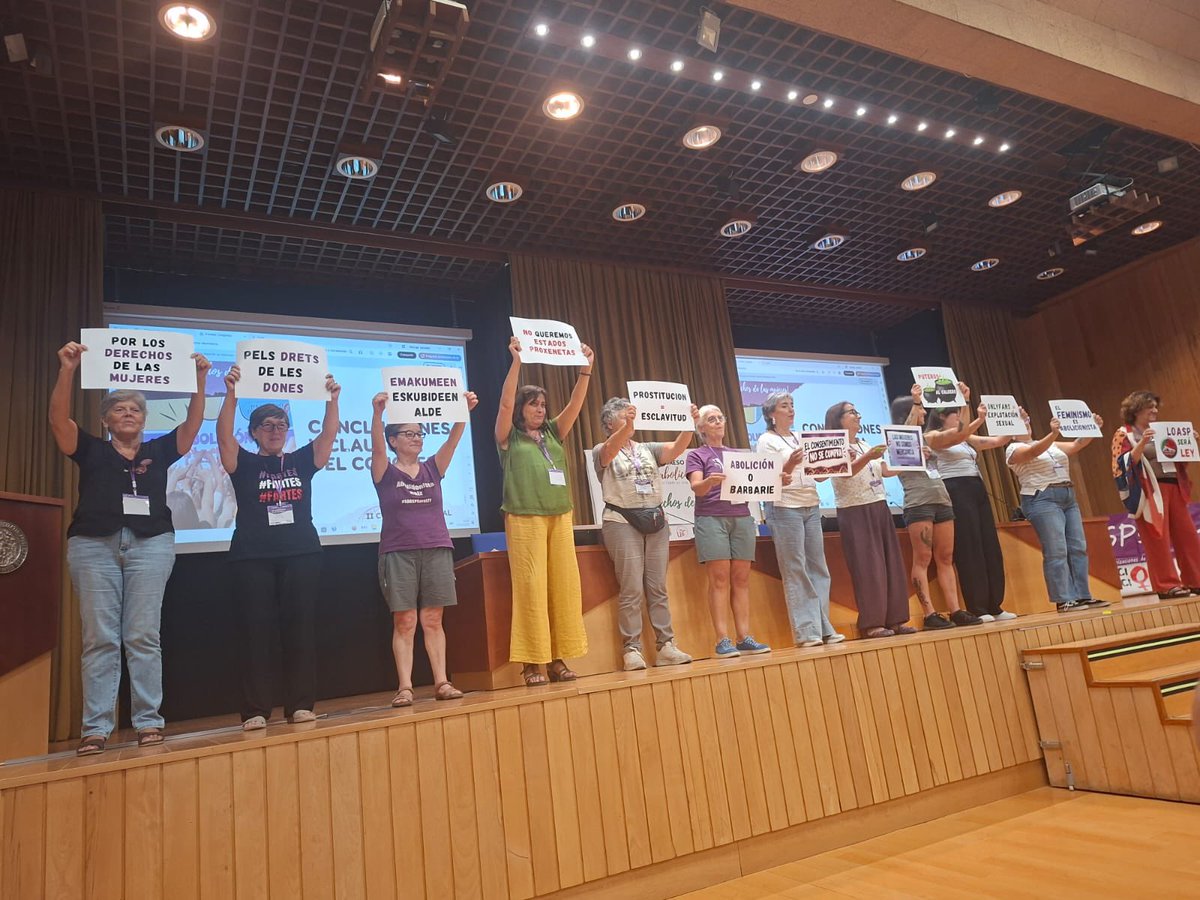 FrontPv's tweet photo. @Abolicion_Prost Ahí donde las feministas nos encontramos, la
#LibertadDeLasMujeres
deja de ser quimera para ser certeza.
¡De norte a sur, de este a oeste ganaremos la
#AboliciónDeLaProstitución
pésele a quien le pese!
Con las bravas compañeras de @Abolicion_Prost lograremos:
#LOASPseráLey 💪🏽💜 https://t.co/BTtE5g2PmB