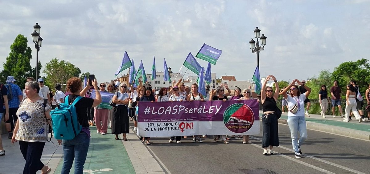 FrontPv's tweet photo. @Abolicion_Prost Ahí donde las feministas nos encontramos, la
#LibertadDeLasMujeres
deja de ser quimera para ser certeza.
¡De norte a sur, de este a oeste ganaremos la
#AboliciónDeLaProstitución
pésele a quien le pese!
Con las bravas compañeras de @Abolicion_Prost lograremos:
#LOASPseráLey 💪🏽💜 https://t.co/BTtE5g2PmB