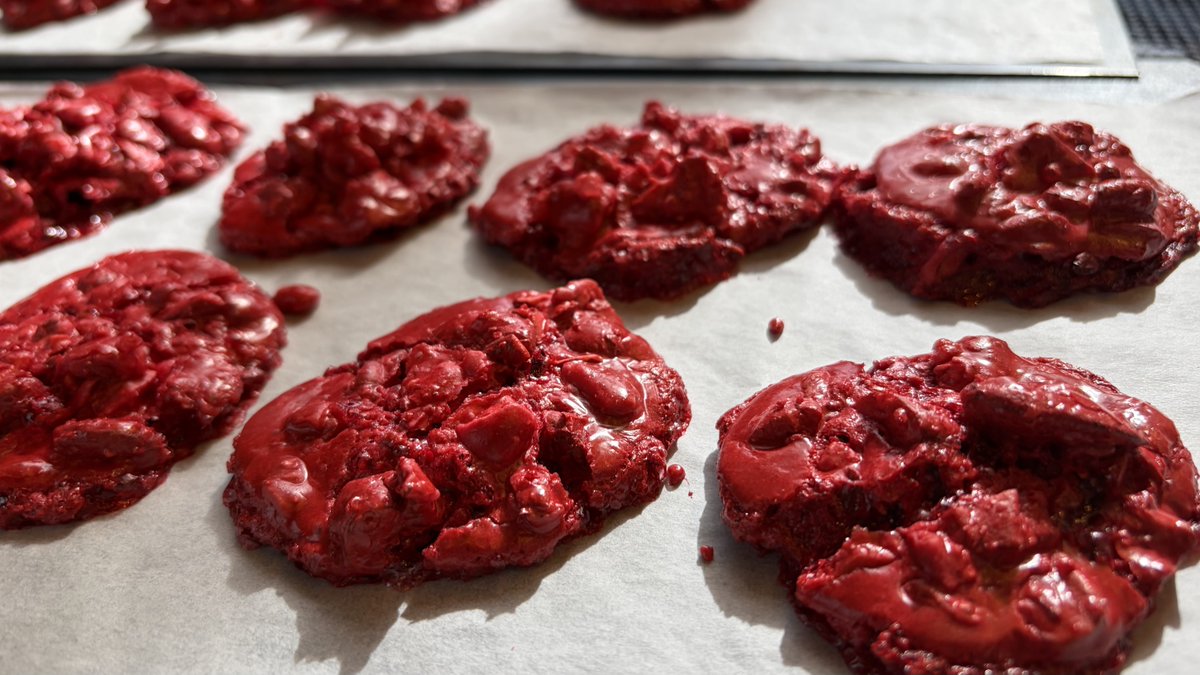 nPerf's tweet photo. 🍫 Une matinée un peu différente pour l’équipe nPerf !
La semaine dernière, direction l’atelier du chocolatier Sève pour un team building gourmand : tartes à la praline, biscuits et bonne humeur au programme. 🥧
L’après-midi, retour aux projets pour préparer ensemble l’année à venir chez nPerf. 🚀