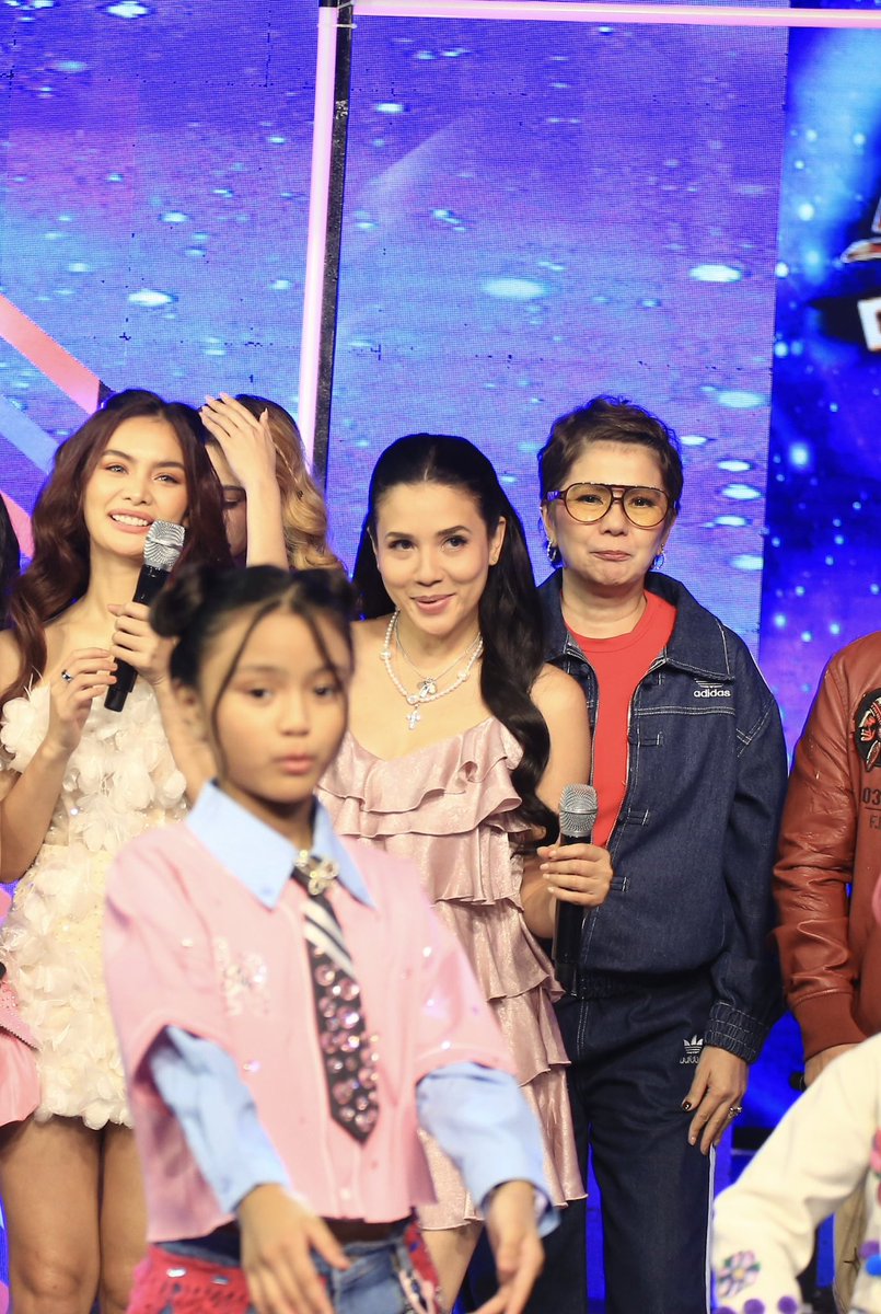 TeamYaRylleOfc's tweet photo. Ganda ganda mo, @anakarylle โจ๐
#ShowtimeLabimPitOohlala https://t.co/a6NstNZi3r