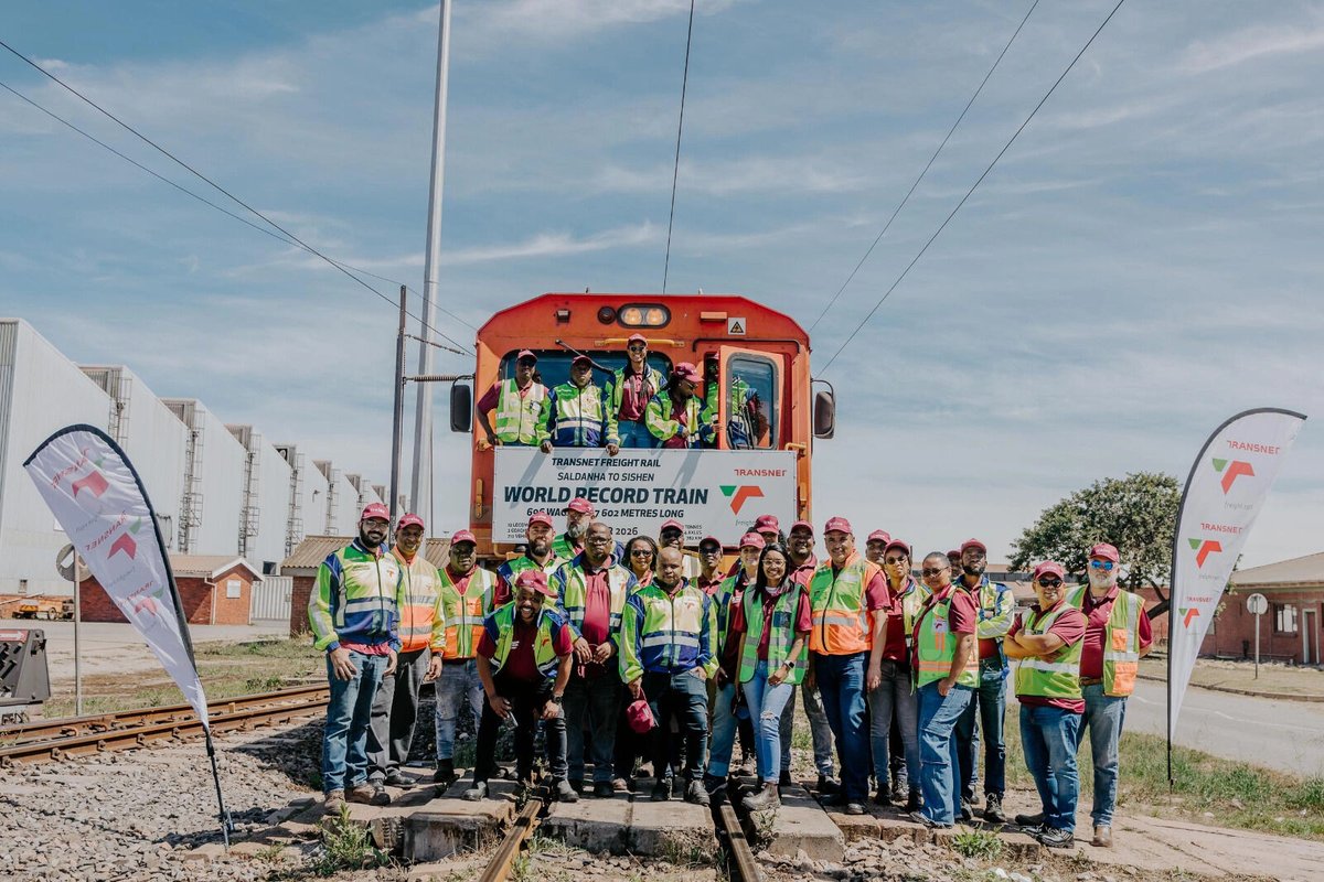 RailwaysAfrica's tweet photo. @ReliableTFR has operated a 696-wagon empty train on the Iron Ore Export Line from Saldanha to the Northern Cape, and describes it as a new world record. 

https://t.co/1EIwaE309Q 

#RailwaysAfrica #Transnet #FreightRail https://t.co/qPBP2PGqrY