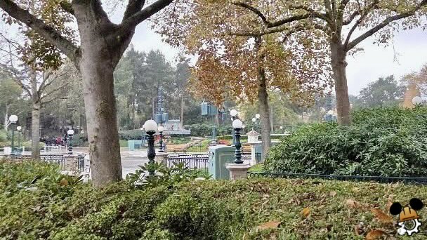 DLPWorks's tweet photo. [Live] ⚠️❌🚒 Gas leak at #DisneylandParis with Central Plaza evacuated!

➡️ Central Plaza is currently fully closed to the public, with guests evacuated from the area:
➖ Firefighters are on site & a strong smell of gas is reported!
➡️ Frontierland, Adventureland, Fantasyland & Discoveryland remain open.
➡️ Guest Flow teams are working to manage crowd movements & redirect guests:
➖ Good luck to all the Cast Members managing the situation!

📸 by @nathanael_lc_ on IG.