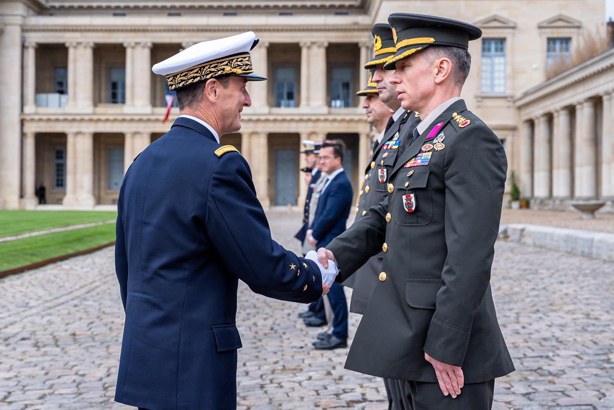 CEMA_FR's tweet photo. Très heureux d'avoir reçu à Paris le général Selçuk Bayraktaroğlu, chef d’état-major général des armées turques. 

La Turquie est un allié majeur dans l'OTAN. 

Un acteur clé au carrefour des crises qui impactent notre société : la guerre en Ukraine et en Mer Noire, la crise au Proche et Moyen Orient avec notamment l'Iran dont la Turquie est frontalière. Enfin la Méditerranée orientale où la sécurité doit être préservée. 

Un moment important d'échanges sur les conditions à rechercher pour la sécurité de l'Europe et la stabilisation de notre environnement. La Turquie est engagée à nos côtés dans la coalition des volontaires pour garantir la sécurité pour notre continent après l'arrêt des combats en Ukraine.
