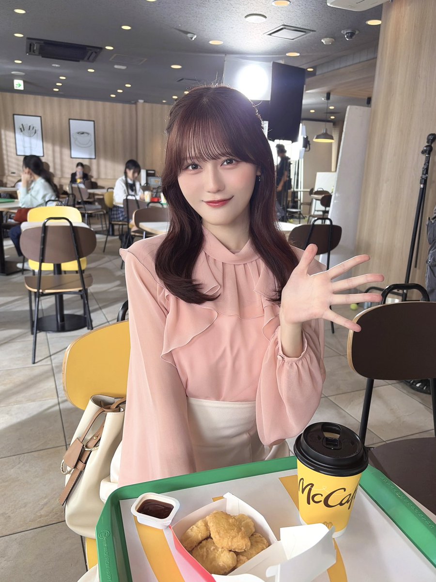 takamatsuhitomi's tweet photo. マクドナルド『 390ペア 』のWebCMに
さや香 新山さんと出演させていただきます✨️

午後2時以降、サイドとドリンクのセットが
390円で楽しめます😆

お得でうれしい〜！
皆はどのペアがお気に入りかな〜！

明日10/21（水）から発売です❣️

CMも是非チェックしてくださいね🫶

#PR #日本マクドナルド https://t.co/l9QrRi2n4e