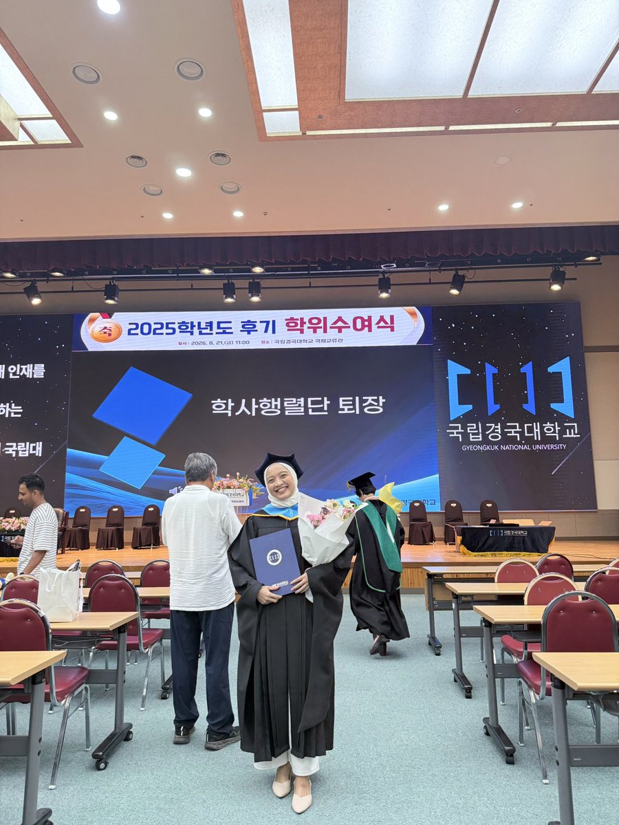 Barbarados0's tweet photo. aku dan memen smsm ke korea tahun 2023 dan we both made it😁🩵 memen berhasil debut, danbaku kelar studi s2 ku🩵

#CARMEN #카르멘 

And i will always support #Hearts2Hearts for the MAMA Fans’ Choice Female category in the #2026MAMAVOTE https://t.co/sPRGbwXXtC