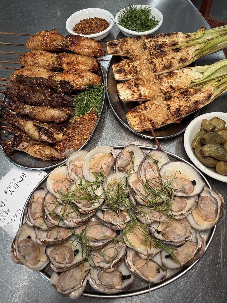 kelly87870's tweet photo. Roasted chili dip + skewers, pure street food bliss. #ChineseBBQ #Foodie https://t.co/ccblvVkB7L