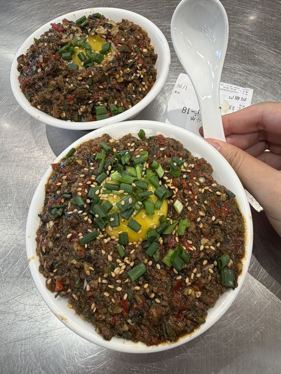 kelly87870's tweet photo. Roasted chili dip + skewers, pure street food bliss. #ChineseBBQ #Foodie https://t.co/ccblvVkB7L