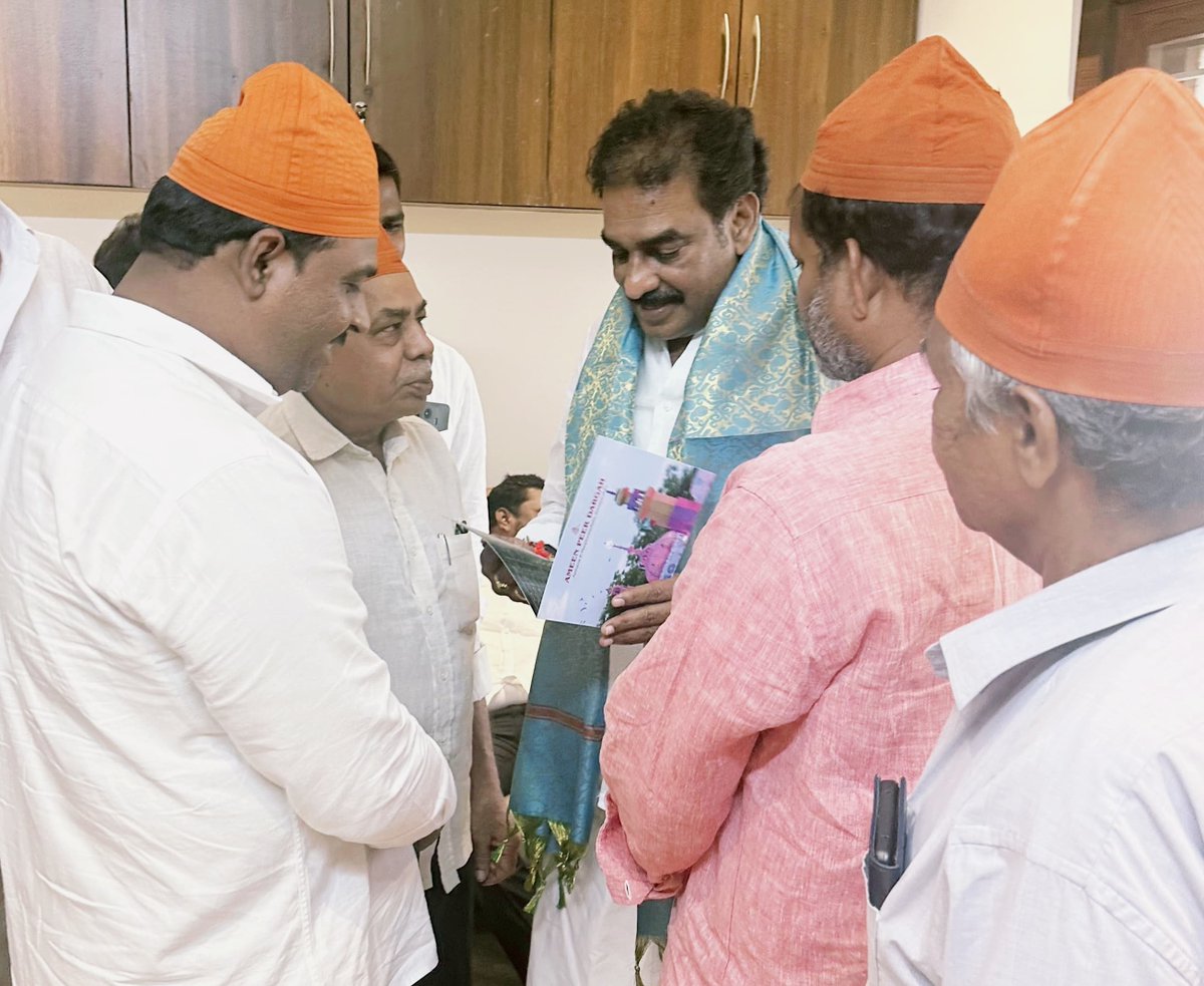 PrkYsrcp's tweet photo. కడప అమీన్ పీర్ దర్గా ప్రతినిధులు ఈరోజు మాచర్ల పట్టణంలోని వై.యస్.ఆర్‌.సీపీ కార్యాలయానికి విచ్చేసి, ఈ నెల 24వ తేదీ నుంచి 30వ తేదీ వరకు జరగనున్న ఉర్సు ఉత్సవాలకు ఆహ్వానించడం జరిగింది.!

#PinnelliRamaKrishnaReddy.
#PalnaduDistrictYSRCPPresident
#PalnaduYSRCP https://t.co/E30Y9I0E1P