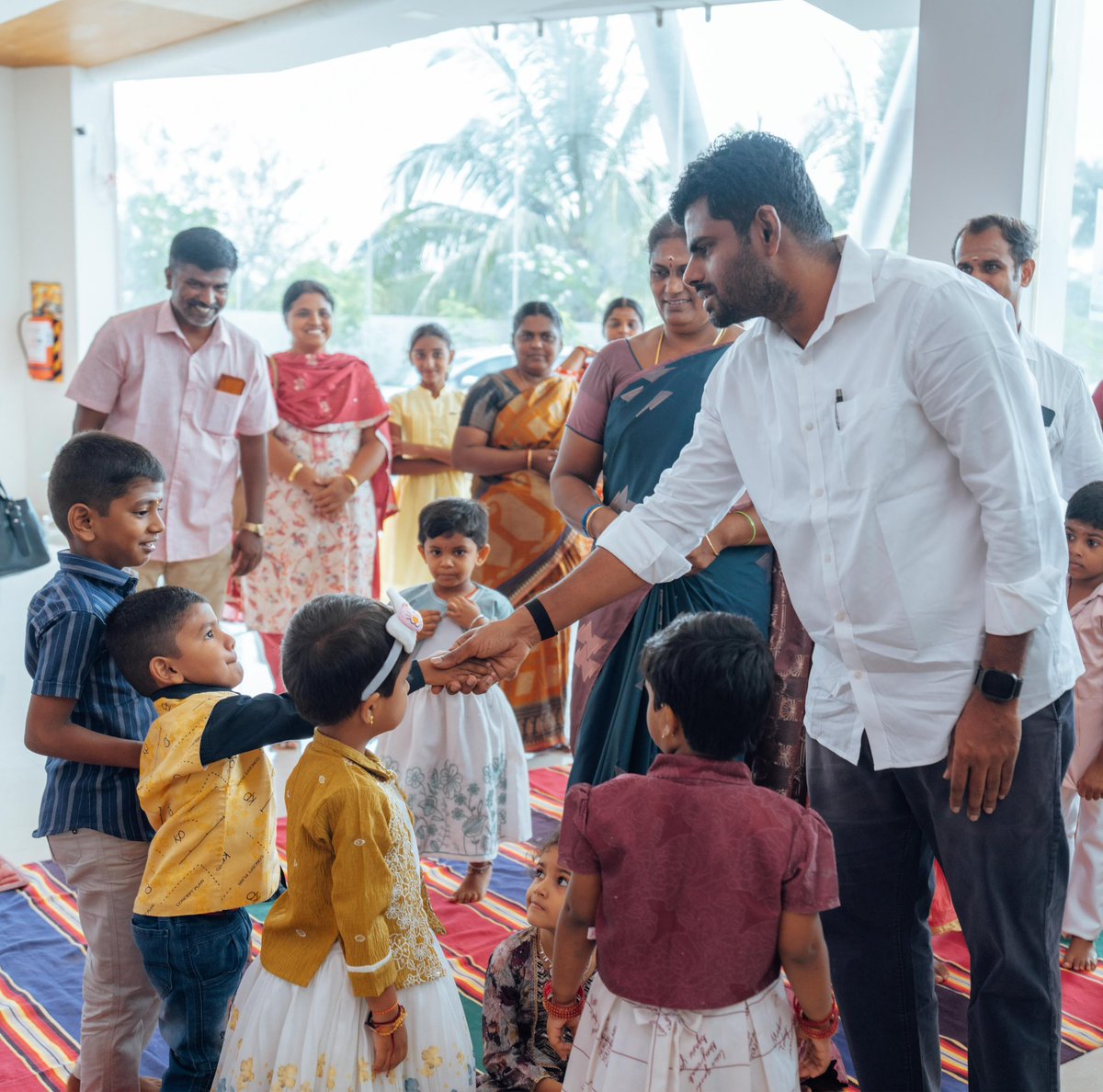 annamalai_k's tweet photo. இன்றைய தினம் கோவையில் உள்ள தாமரை உலகப் பள்ளியில் நடைபெற்ற விஜயதசமி விழாவில், புதிய தமிழகம் கட்சியின் நிறுவனர் அண்ணன் திரு. @DrKrishnasamy அவர்களுடன் பங்கேற்றதில் பெருமகிழ்ச்சி அடைகிறேன்.

நல்ல தொடக்கங்களின் அடையாளமாகத் திகழும் விஜயதசமி நன்னாளில், குழந்தைகளின் கல்விப் பயணத்தைத் தொடங்கி வைக்கும் வித்யாரம்பம் நிகழ்வில் கலந்துகொண்டது மிகுந்த மனநிறைவை அளித்தது.

கல்வியே ஒரு குழந்தையின் எதிர்காலத்திற்கான வலிமையான அடித்தளம். ஒவ்வொரு குழந்தையும் அறிவிலும் ஆற்றலிலும் சிறந்து விளங்கி, தங்களது கனவுகளை நனவாக்கி, வாழ்வில் உயர்ந்த நிலையை அடையட்டும். அனைத்து குழந்தைகளின் கல்விப் பயணமும் வெற்றிகரமாக அமைய இந்த இனிய நன்னாளில் மனமார்ந்த வாழ்த்துகளைத் தெரிவித்துக் கொள்கிறேன். (1/3)