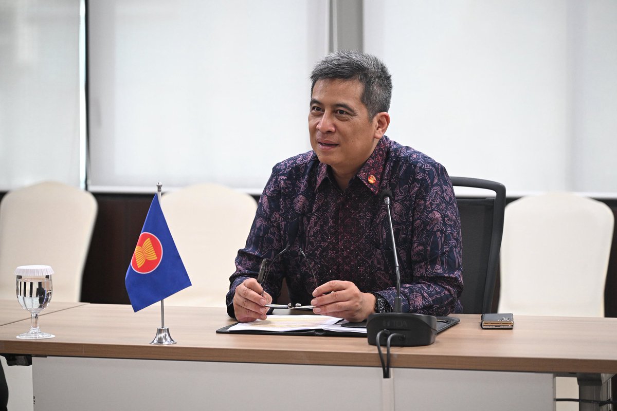 ASEAN's tweet photo. Deputy Secretary-General of ASEAN for Community and Corporate Affairs, H.E. Nararya S. Soeprapto, met with H.E. Ambassador Beata Stoczyńska, Executive Director of the Asia-Europe Foundation (ASEF), at the ASEAN Secretariat in Jakarta on 20 October 2026. 

The two sides exchanged views on strengthening cooperation between ASEAN and ASEF, including in youth, education, and science and technology diplomacy, as well as possible areas of collaboration ahead of key milestones for Asia–Europe relations in 2027. 

DSG Nararya welcomed ASEF’s continued efforts to promote people-to-people exchanges between Asia and Europe, and reaffirmed the ASEAN Secretariat’s commitment to working closely with ASEF in support of ASEAN 2045: Our Shared Future and a strong, forward-looking Asia–Europe partnership.