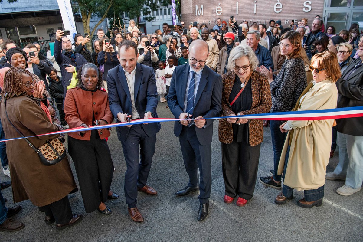 Prefet93's tweet photo. #Education #Inauguration
 
Julien Charles, préfet de la Seine-Saint-Denis, s’est rendu à Montreuil pour inaugurer le nouveau groupe scolaire Georges Méliès, aux côtés de Patrice Bessac, maire de la commune et Président d’Est Ensemble, Xavier Hebert, président du conseil d’administration de la CAF de la Seine-Saint-Denis et Taylan Coskun, conseiller régional à la métropole du Grand Paris. 
 
Composé d’une école maternelle, d’une école élémentaire et d’un centre de loisirs mixte, cet équipement peut accueillir jusqu’à 24 classes et offre un environnement propice au bien-être, aux apprentissages et aux activités en extérieur.
 
🌿 Pour anticiper les enjeux climatiques, le projet intègre des dispositifs de confort thermique : brasseurs d’air, brise-soleil et système de circulation de l’air.
 
🌳 Les espaces extérieurs comprennent 1 277 m² d’espaces arborés, un jardin pédagogique, un jardin partagé et des toitures végétalisées.
 
​🪙​ L’État soutient ce projet à hauteur de 2 millions d’euros au titre de la dotation de soutien à l’investissement local (DSIL).