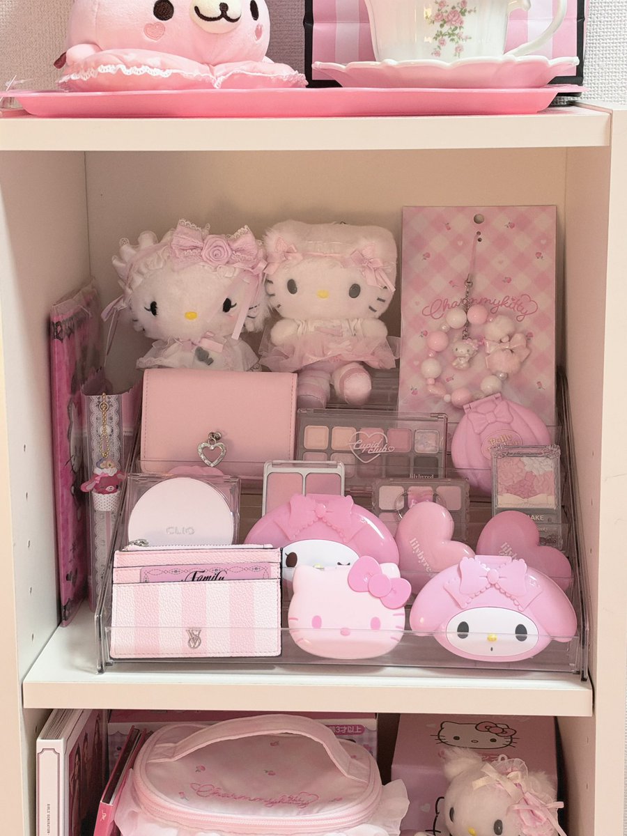 cuteemint's tweet photo. やっと棚がいい感じになった🩷💕🩷💕 https://t.co/rpEwdruLJw