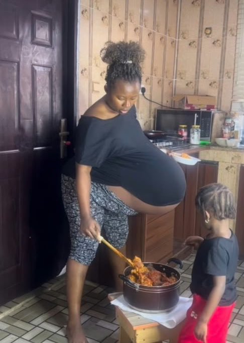 Thewrldbaby's tweet photo. My step mother is just 8 months pregnant, and her belle has already grown this big 😳 https://t.co/5rexjmLQyr