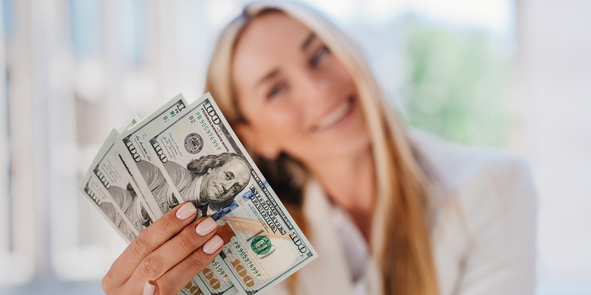 PsyPost's tweet photo. A meta-analysis of 11 long-running studies covering up to 134,515 workers found that rising pay tended to precede small gains in conscientiousness and emotional stability, along with slight drops in agreeableness and extraversion. dlvr.​it/TVzqNM https://t.co/Jotex2tqfI