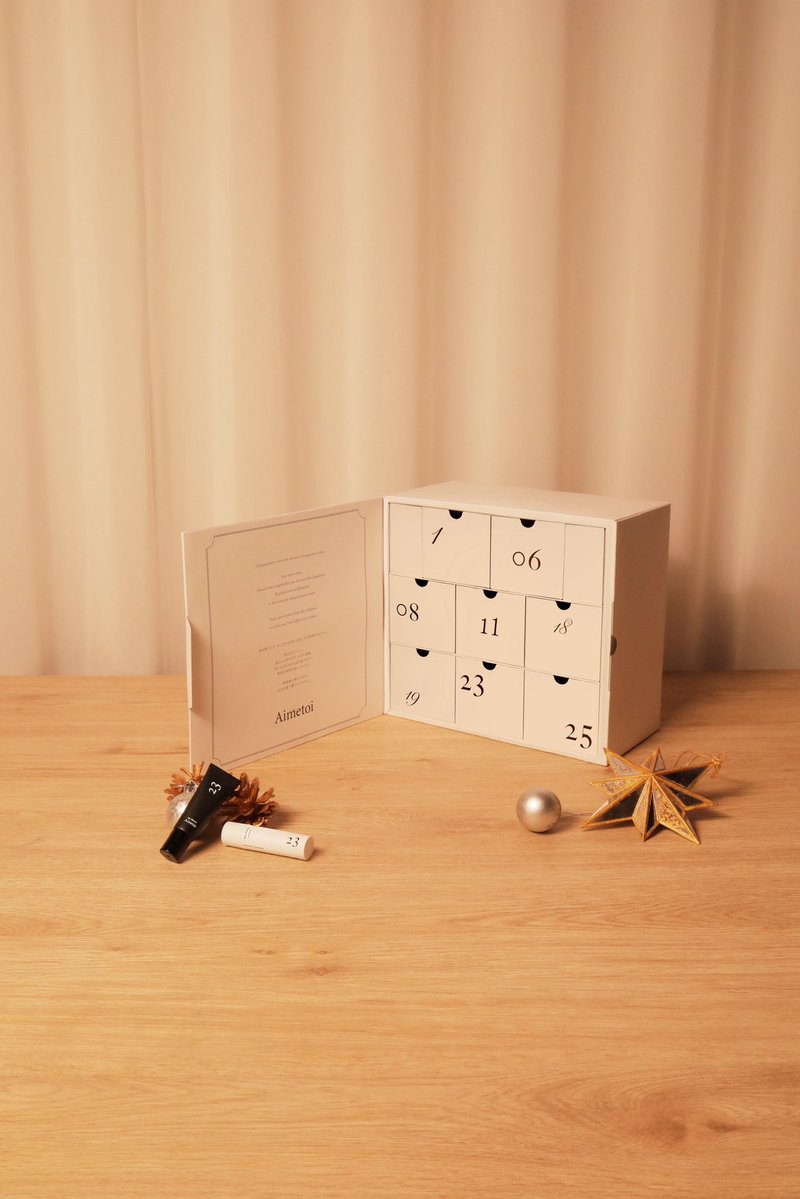 Aimetoi_jp's tweet photo. Aimetoi BRAND CONCEPT

「Aimetoi（エメトワ）」は、
フランス語で「自分自身を愛する」という意味を持ち
“誰かのためではなく、自分のために”という
想いが込められた唯一無二のブランド。

藤ヶ谷太輔が手掛けたアイテムの数々は、
あなたの心を解き放ち
自信に満ちた毎日へと導きます。
誰かのためではなく、自分だけの特別な瞬間のために。

Aimetoiは、あなたの内側からあふれる
本来の魅力を引き出します。

Pre Order：10.14（Wed.）8:23～10.23（Fri.）23:59　

🎄先行販売特典
01.先行期間中購入者全員
先行期間内にご購入いただいた全員の方に、FIFTH COLLECTION「Tendresse」の世界観を楽しめるCollection Bookをプレゼント。
※1会計につき1冊

■プレオーダー期間限定セット
Tendresse Completed Set
販売価格 : 25,000 円（税込27,500円）
・Advent Calendar2026
・23 LipSerum
・23 LipBalm
・ミニレザーバッグ1点
※セットにはAdvent Calendar2026が含まれております。

■数量限定アイテム
Advent Calendar2026
販売価格 : 18,000円（税込19,800円）
・ミニハンドジェル
・ミニヘアミスト
・ミニハンドクリーム
・ミニボディクリーム
・ミニキャンドル
・ミラー
・スカーフ
・シュシュ
※プレオーダー限定販売

https://t.co/bDyI0lLLej

#Aimetoi #エメトワ #藤ヶ谷太輔