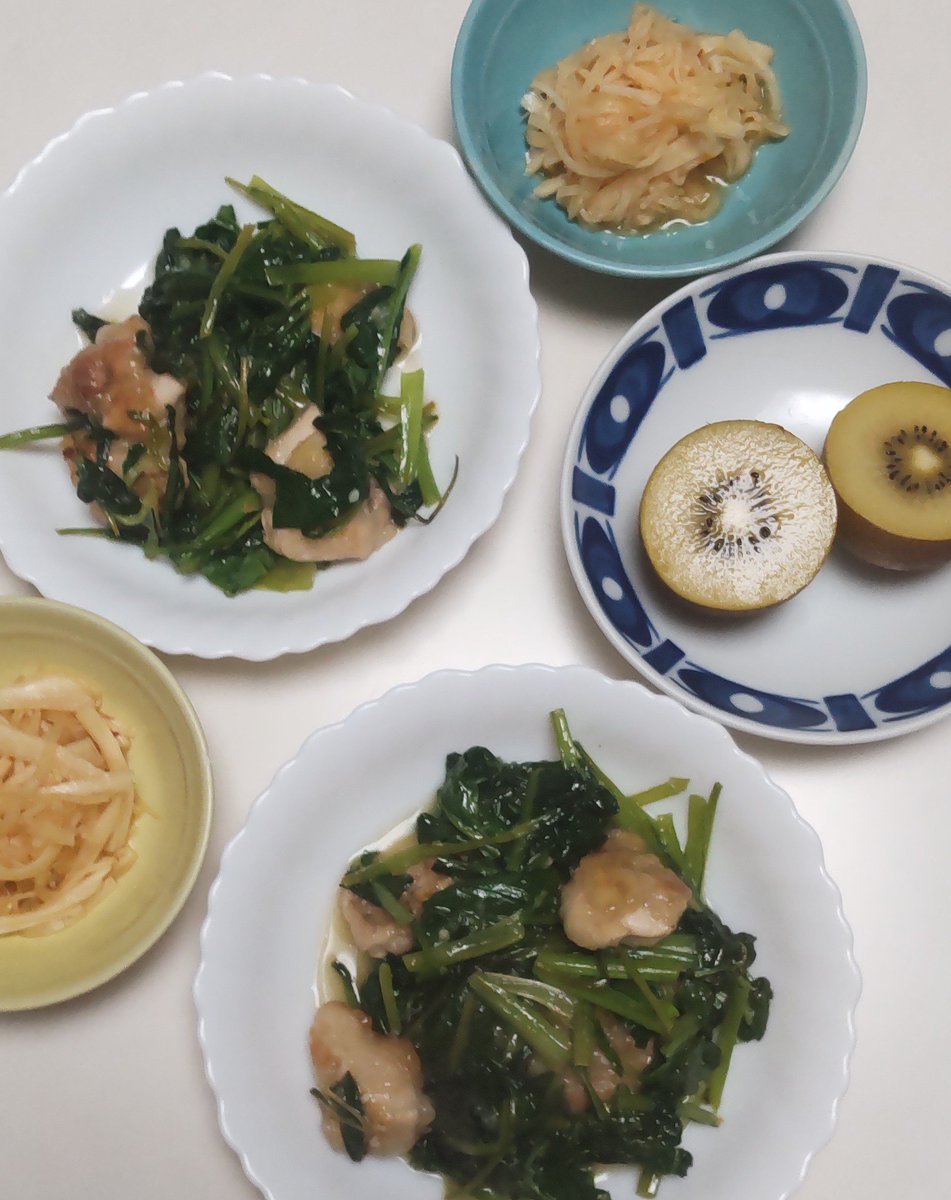 hiroundertree's tweet photo. 今日の晩ご飯😋🍴

もも肉と小松菜のニンニク炒め
大根のポンみそ
キウイ🥝 https://t.co/G796QI6xdQ