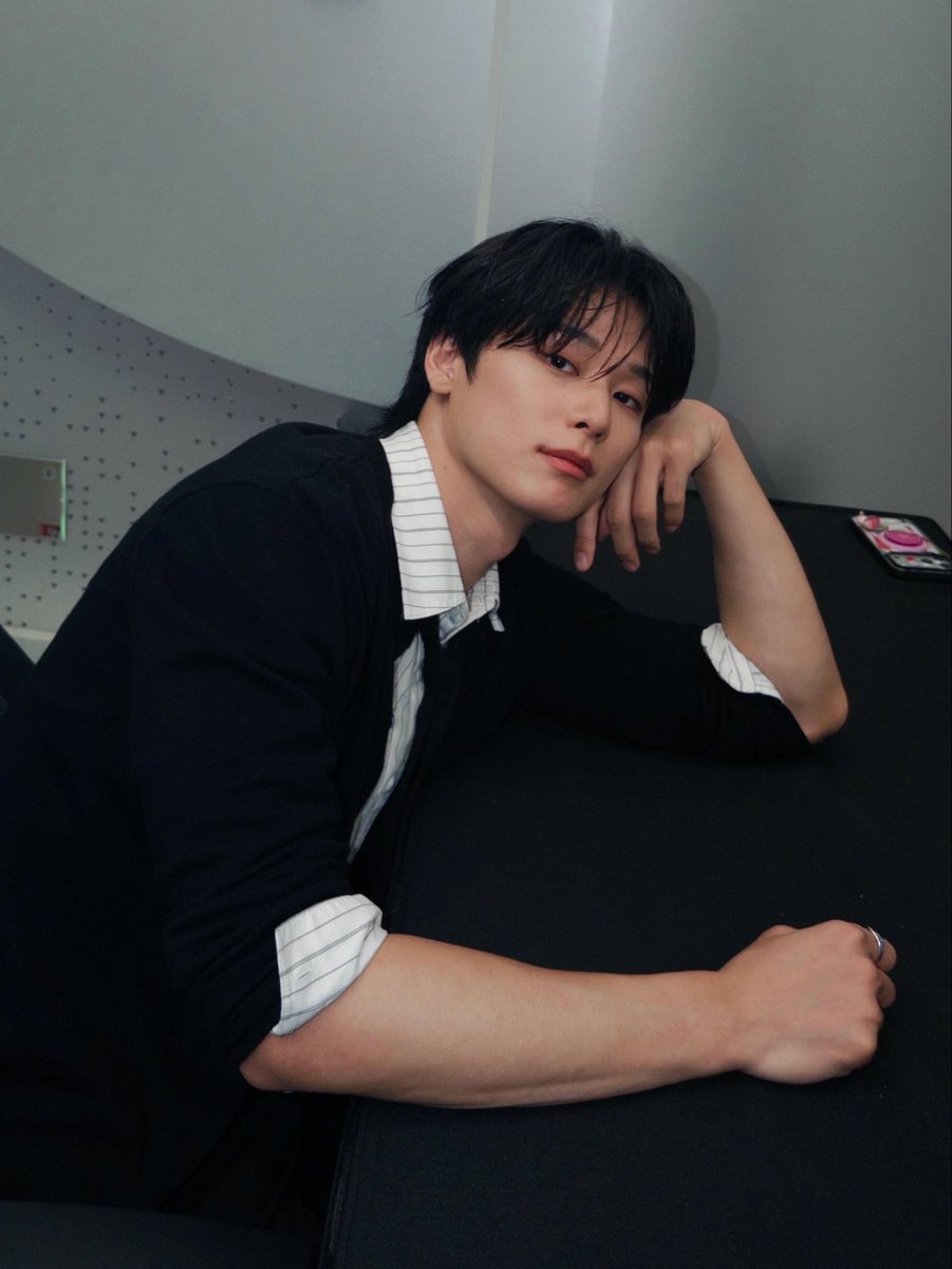 juyeourn's tweet photo. Should I smile, or is this enough to steal your heart? https://t.co/ba48XaX6XD