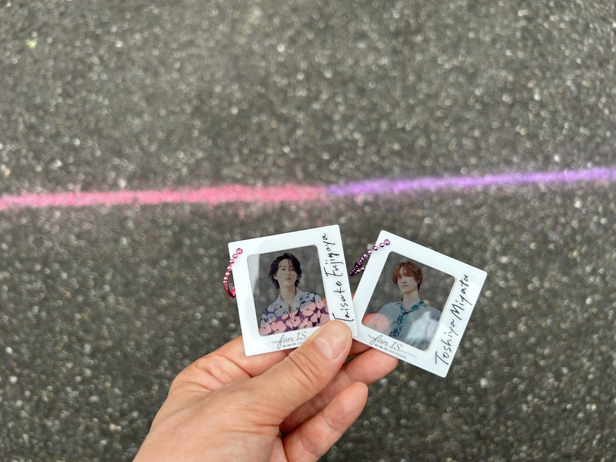 _teria_cafe's tweet photo. 見応えあり、また次回の開催願う。曇り空で雨降らす。
本当に「徹子の部屋」での作品あり💜🩷
ネタバレかもで、メンバーのサインは嬉しかった。💜🩷は勿論🧡は450で「ライバルが増えました」は多分🩵かも。筆跡からそう感じた。キス担でよかったな😉
#T2_百聞は一見にしかず 
#宮田俊哉
#藤ヶ谷太輔 https://t.co/yVNhtb2VAm