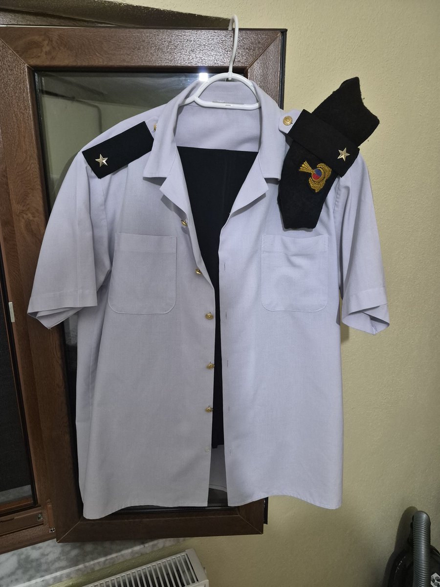 dilliushak's tweet photo. 1/12  Hukuk fakültesi mezunu meslektaşlarımın merak ettiği ama hakkında az bilgi bulunan bir alanı anlatmak istiyorum: Jandarma Hukuk Subaylığı.
​Eski bir jandarma hukuk subayı olarak mesleğin tanımını, seçim sürecini, görevlerini ve özlük haklarını derledim.👇 https://t.co/iPdUuW6xhY