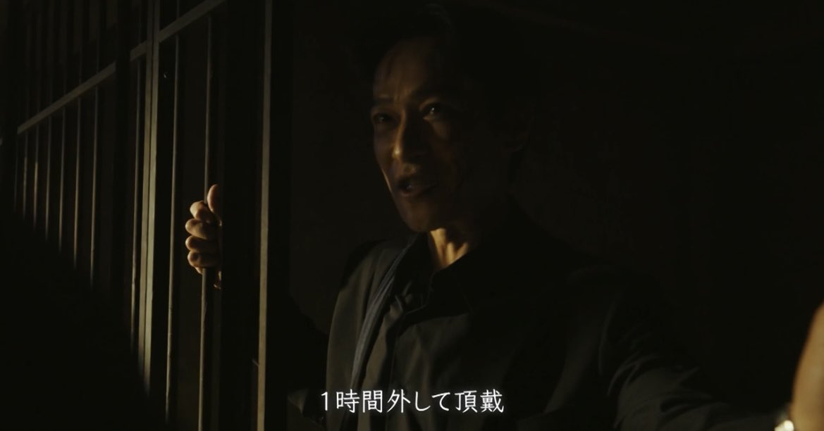 soi_sensei's tweet photo. VIVANT21話、リアタイに続いて本日2回目。

妻とTVerで見逃しを一緒に観てたら、結末知ってるのにまた心臓バクバク🤣
2回目だと余計に「あ、ここか…」ってなるよね。

特に気になったのがリュウのあの動き。
監視カメラを切らせて野崎に何をしたのか？
持ってたカバンの大きさも、なんか引っかかる。
ただの「やってんなー」じゃなくて、実はちゃんとした作戦だったりするのかな？

これが22話にどう繋がるのか、考え出すと止まらない。
日曜が待ち遠しい😆

同じところ気になってる人いる？
リュウのカバン、どう思った？
