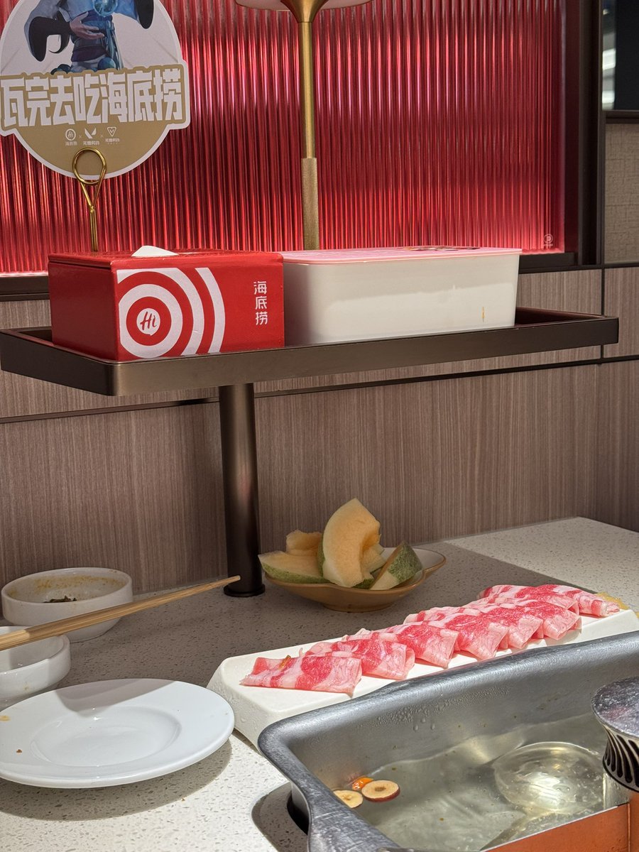 zzx325's tweet photo. 海底捞桌面这个空间设计，值得很多餐饮店学习。 https://t.co/idOipjD0rh