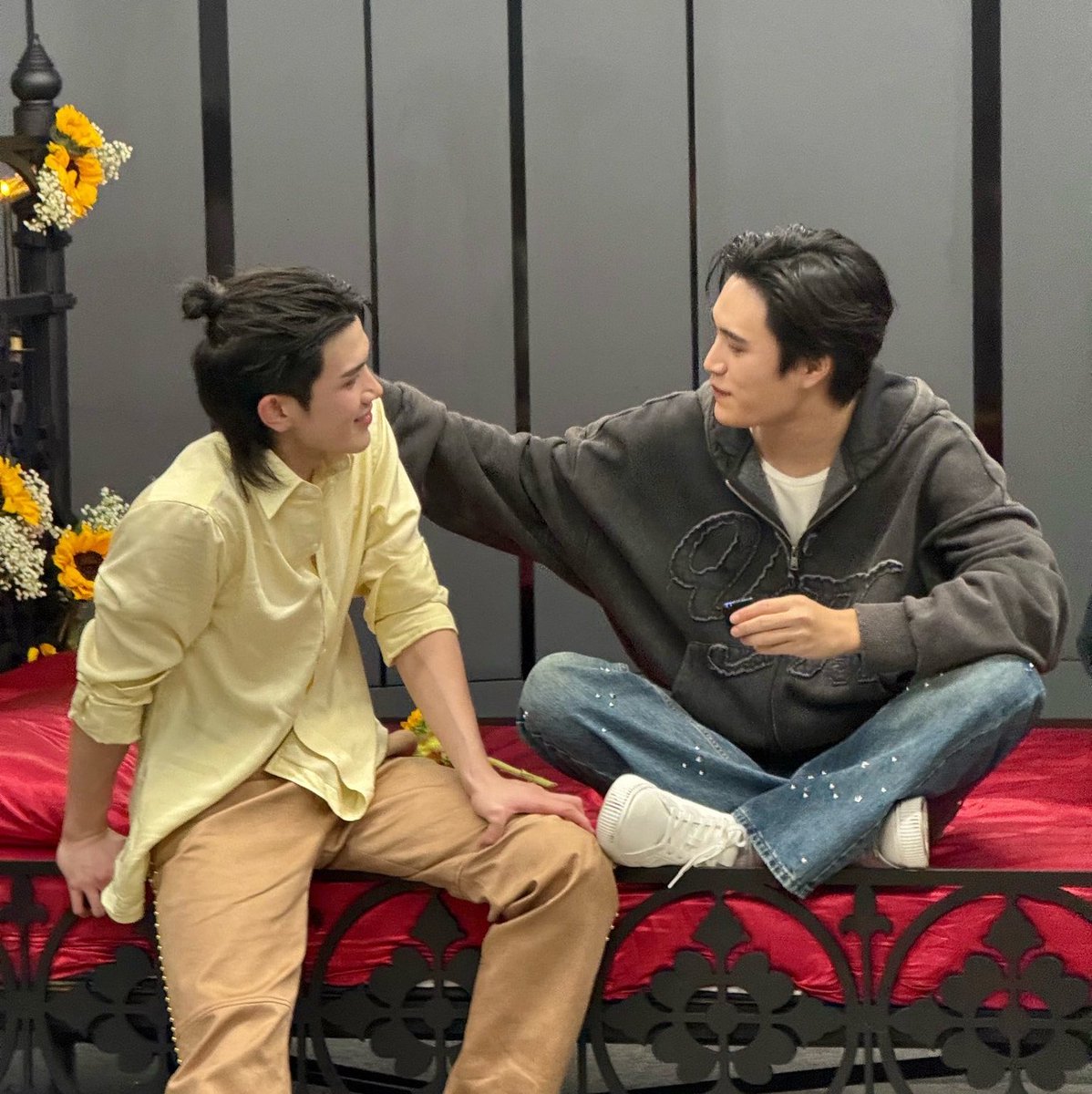 cndpttk's tweet photo. “วันนี้กูมาเป็นคนฟังให้มึงแล้วนะ”
“มึงเก่งมาก กูภูมิใจในตัวมึงนะ”
ติณณ์–กันต์ in real life มาก ป้าสิไห้ https://t.co/uvlvEw5ZMu