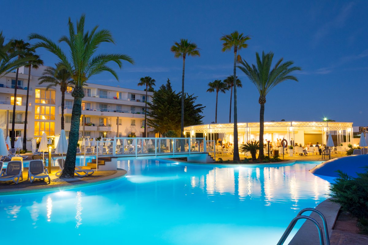proturhotels's tweet photo. Si quieres desconectar durante tus vacaciones, nuestras piscinas son el lugar perfecto 🌊 
Espacios pensados para relajarte, dejar pasar las horas sin prisas y disfrutar del sol en un ambiente tranquilo
📸 Protur Vista Badia
#ProturHotels https://t.co/KPtXR7w2Yj