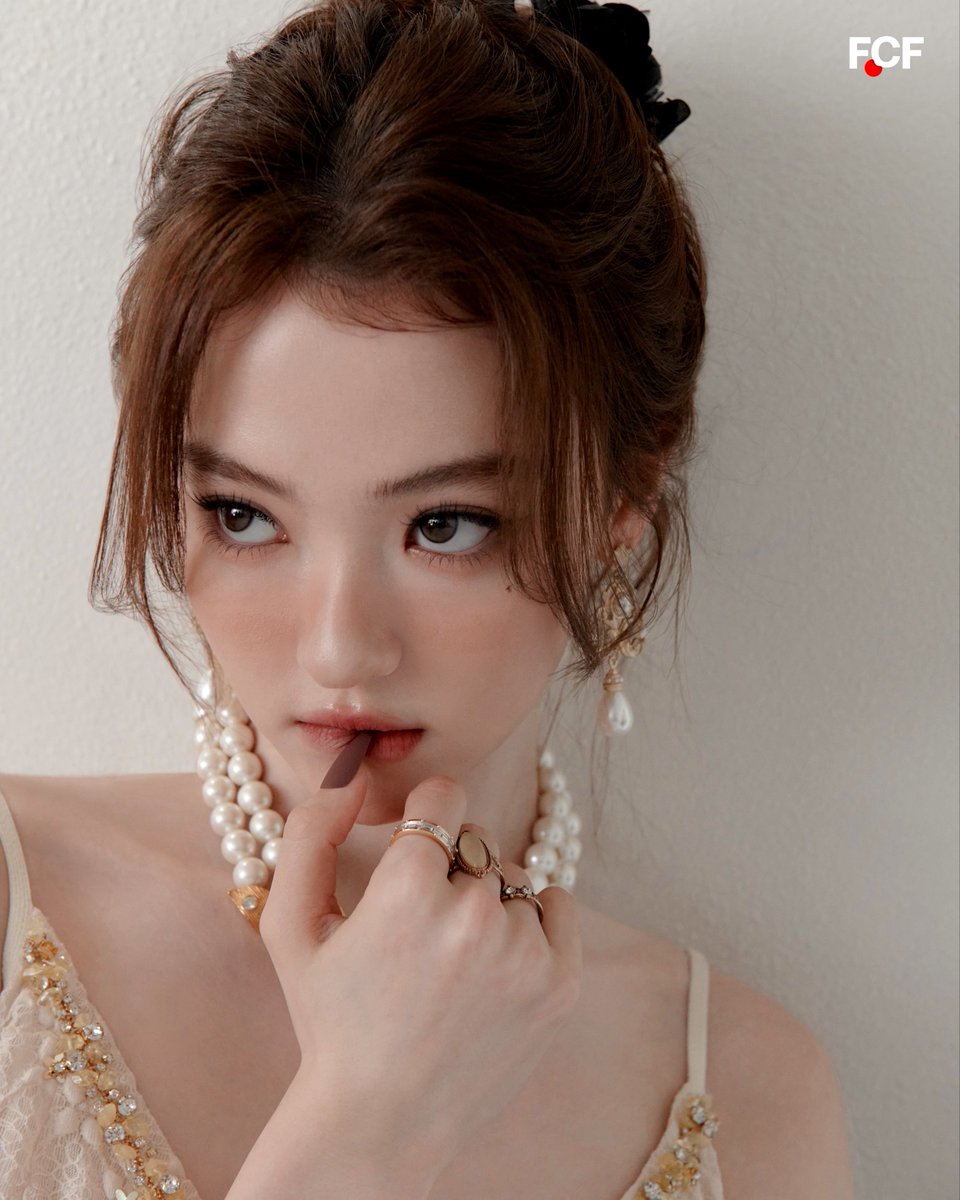 meovv_miyao's tweet photo. So royal coded https://t.co/HeO0fEv1G0