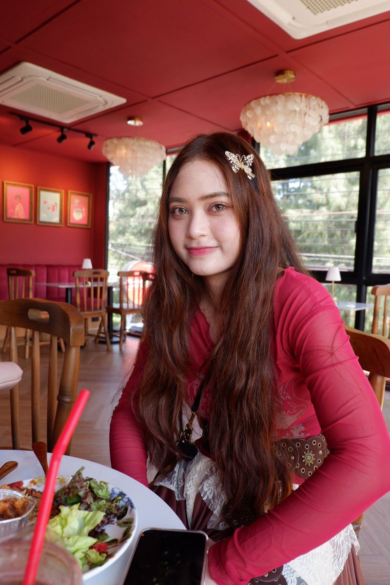 modlovepalit's tweet photo. คาเฟ่เฮียสวยมากกกกก หอมมากก โกโก้หวานน้อยอย่อย pie pot เนื้อ อร่อยมากและอิ่มจุกเลยค้าบ ป้าหนูกินกาแฟน้ำตาล 0% เค้าบอกอร่อยมากเลย ชอบ พายก็อร่อย วันนี้เสียไปพันเองรวมซื้อกลับบ้าน ไม่แพงงับ บรรยากาศขนาดนี้ 😍💕 @peckpalit #เป๊กผลิตโชค #PeckPalitChoke
#thecrimsonสัมมากร https://t.co/d5gJU1uqff