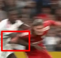 FJRealMadridCF's tweet photo. Clarísimo el agarrón de Ure al brazo de Konaté. Era falta suya en todo caso y al final se dejó caer. Parece que a los jugadores del Sevilla les gusta mucho agarrar. https://t.co/p6NMl3rIiE