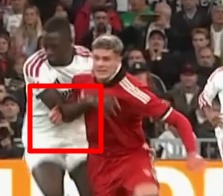 FJRealMadridCF's tweet photo. Clarísimo el agarrón de Ure al brazo de Konaté. Era falta suya en todo caso y al final se dejó caer. Parece que a los jugadores del Sevilla les gusta mucho agarrar. https://t.co/p6NMl3rIiE