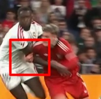 FJRealMadridCF's tweet photo. Clarísimo el agarrón de Ure al brazo de Konaté. Era falta suya en todo caso y al final se dejó caer. Parece que a los jugadores del Sevilla les gusta mucho agarrar. https://t.co/p6NMl3rIiE