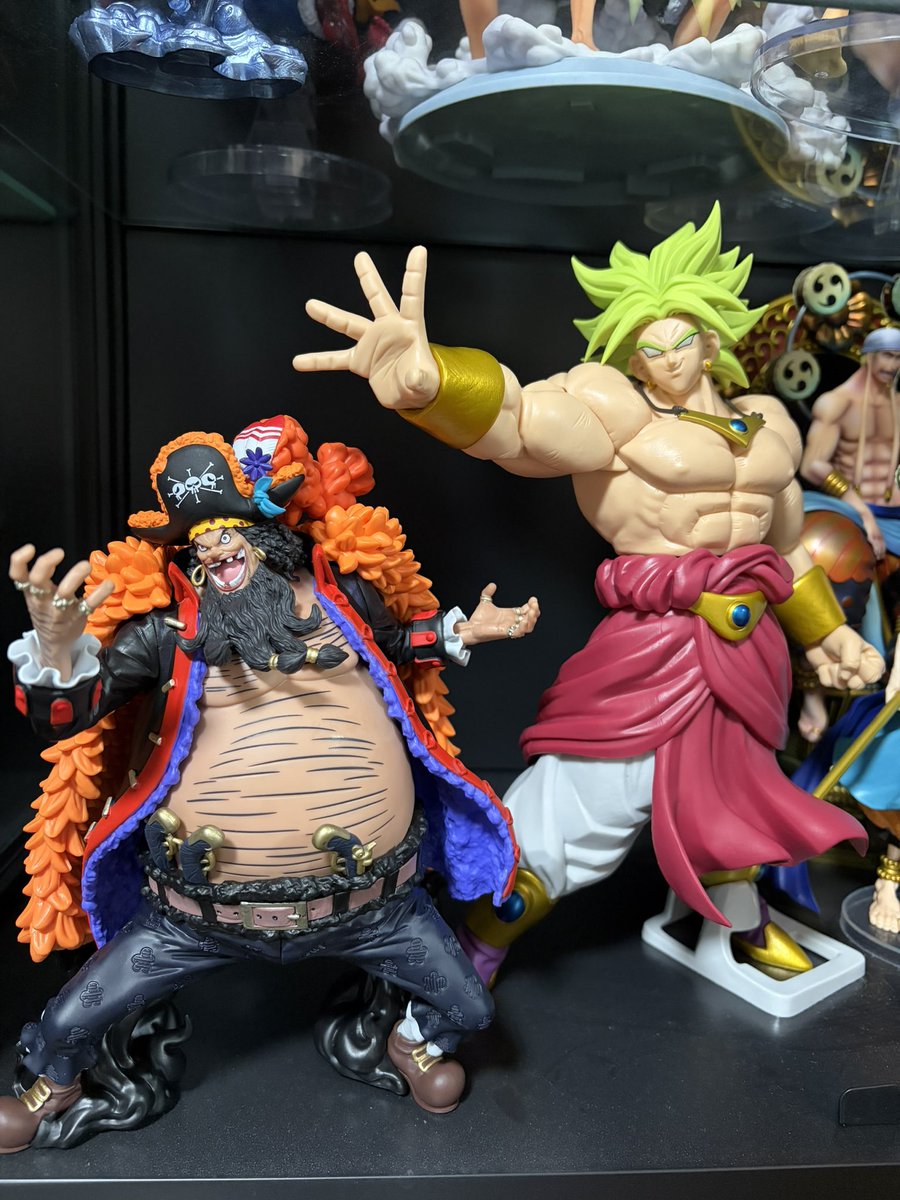 KAWAMURA_TAKE66's tweet photo. 今日のお昼休みにまたまたフィギュア開封しましたᕦ(ò_óˇ)ᕤ
カカシとシャンクスは服フェスで造形ベッドさんから購入した物です♪やっと開封できたぁ！黒髭とブロリーはブラショで割引ゲットです♪♪ https://t.co/ImlDBfmf3Q