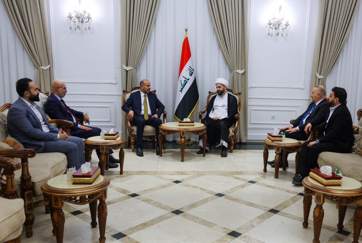 khazalimedia's tweet photo. سماحة الشيخ الأمين قيس الخزعلي يستقبل محافظ ذي قار السيد حيدر غني الحسيناوي ويؤكد على أهمية دعم الحكومة المحلية في ذي قار وتمكينها من أداء مسؤولياتها بما يسهم في الارتقاء بالواقع الخدمي والتنموي للمحافظة، والاستجابة لتطلعات أبنائها . https://t.co/zNYe9v4qXI