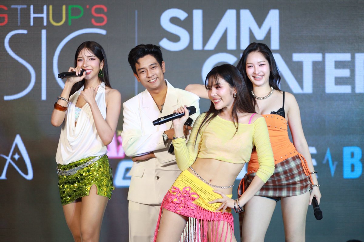 DerlaOfficial's tweet photo. สเตจแรกของพวกเรา 3 สาว DERLA (เด้อหล่า) ✨🎤
ขอบคุณ NICECNX และพี่มอสสำหรับความสนุกสุดพิเศษ รวมถึงแขกผู้มีเกียรติและแฟน ๆ ทุกคนที่มาร่วมเป็นกำลังใจให้พวกเรานะคะ 
ฝากติดตามและซัพพอร์ต DERLA ในทุกแพลตฟอร์มด้วยนะคะ 💕

#DERLA 
#KongthupsMusic
#KongthupsMusicLaunchD https://t.co/1u3w2sIu4t