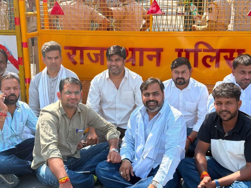 DeshrajMeenaIN's tweet photo. ऋतु बराला की FIR दर्ज नहीं किए जाने के विरोध में आज राजस्थान प्रदेश कांग्रेस कमेटी के माननीय अध्यक्ष श्री गोविंद सिंह डोटासरा जी के नेतृत्व में कांग्रेसजनों के साथ जयपुर पुलिस आयुक्तालय पर विरोध-प्रदर्शन किया।

न्याय की आवाज़ को दबाया नहीं जा सकता। कांग्रेस पार्टी न्याय, सम्मान एवं लोकतांत्रिक अधिकारों की रक्षा के लिए सदैव संघर्षरत रहेगी।

जय कांग्रेस ✊ जय संविधान 🇮🇳